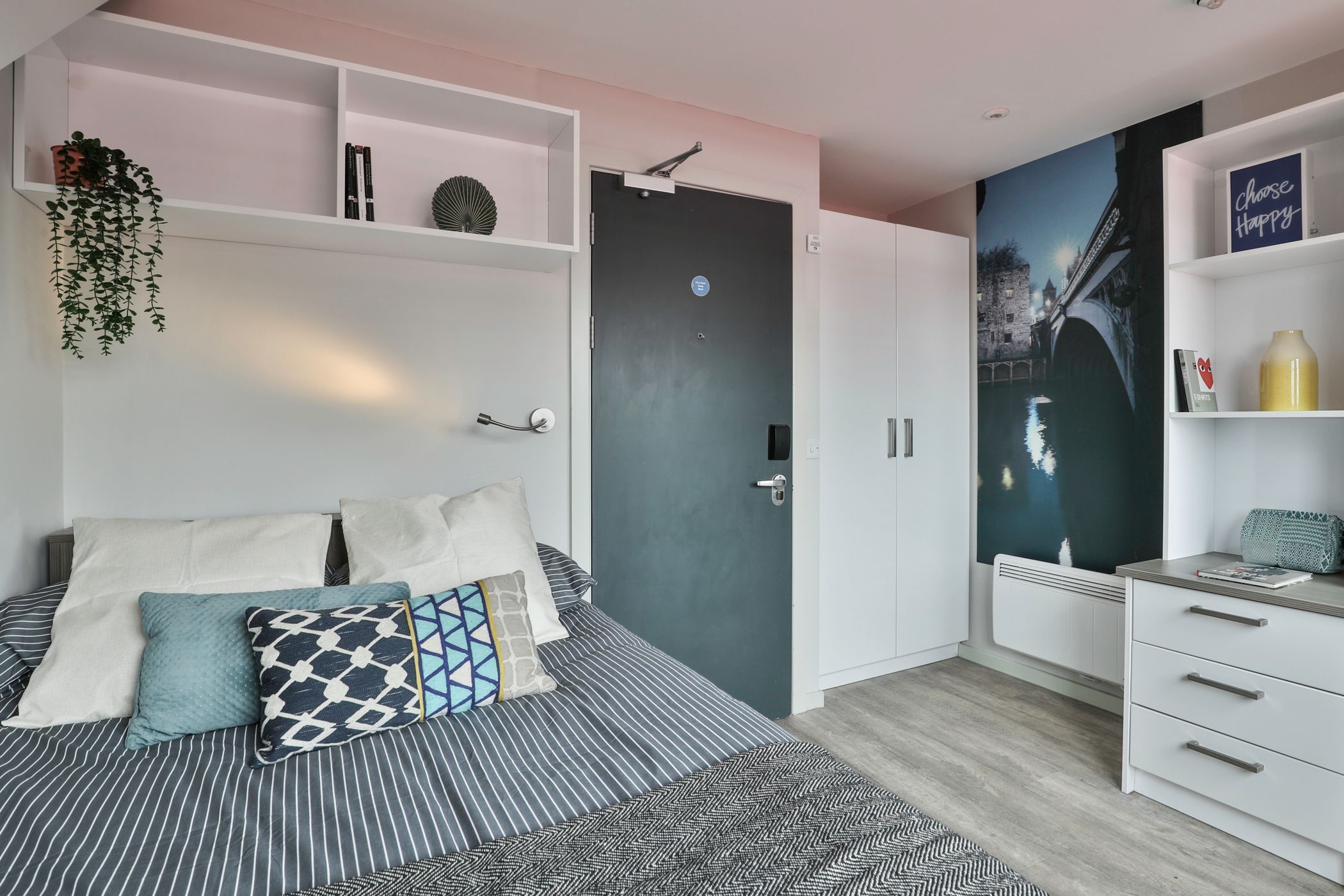 Classic Smaller 2 Bed Apartment - Shared Bathroom - room